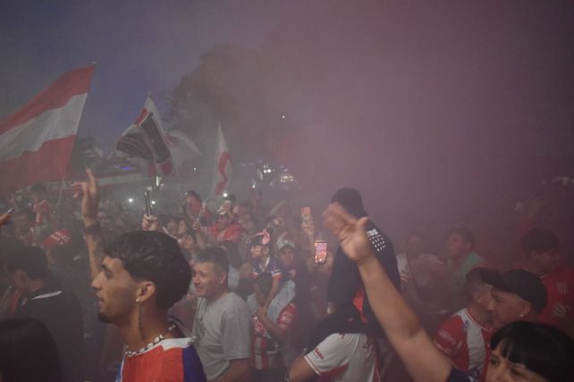 Unión, entre la fiesta y la ilusión: todo el color de los hinchas en un día muy especial