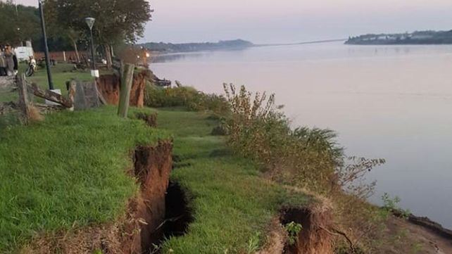 La barranca del paseo ribereño de Puerto Gaboto.