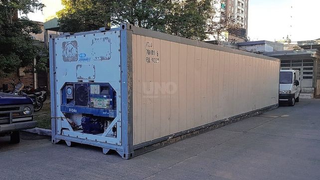 El reefer refrigerado o tráiler colocado en el patio interno del Hospital Cullen.