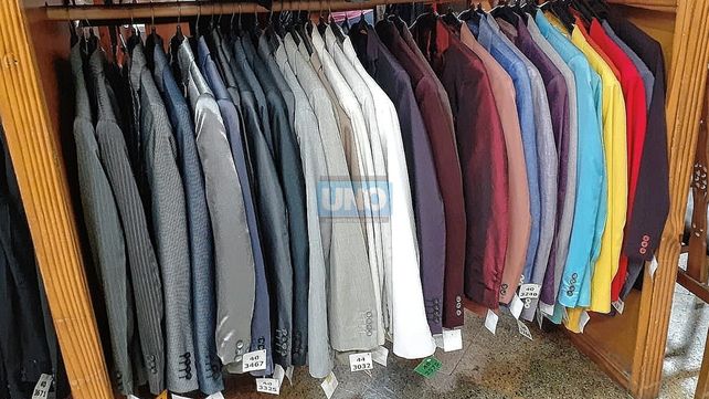 En la casa hay cerca de 60 colores de trajes. La mayoría busca negros