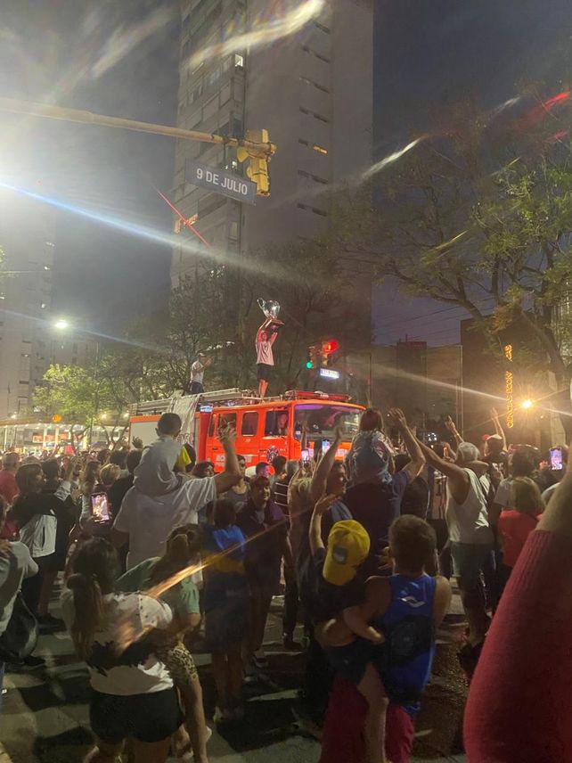 Alfonso Domenech pasea por su ciudad en el camión de bomberos y con la copa en mano. Pergamino salió a recibir a su héroe tuerca.