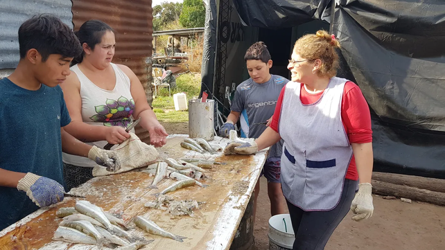 Varias familias de San Gregorio, al igual que en Diego de Alvear, viven del fileteado del pejerrey obtenido en La Picasa.