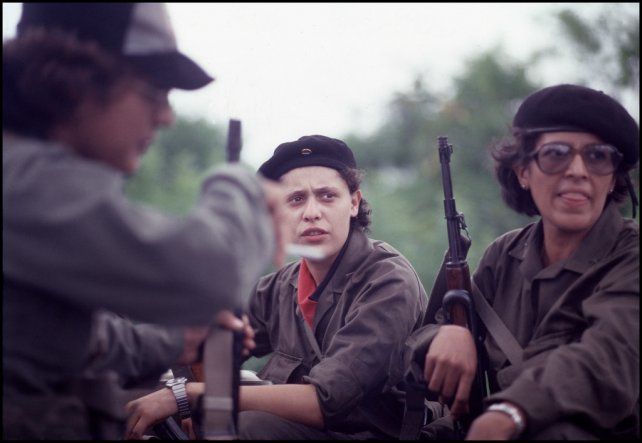 Dora Mar&iacute;a Tellez (centro) en sus tiempos de comandante guerrillera del Frente Sandinista, cuando combat&iacute;a a la dictadura de Somoza. Ahora fue detenida por su ex compa&ntilde;ero de lucha Daniel Ortega.