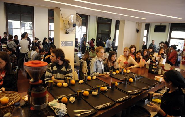 Los comedores universitarios volverán a funcionar desde este lunes, desde las 8 hasta las 16.