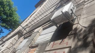 Sobre calle Colón, los aires acondicionados del Politécnico quedaron a merced de los ladrones.&nbsp;