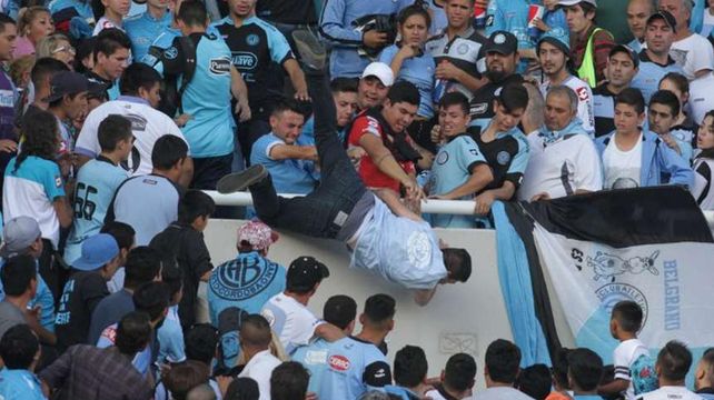 El momento en que un grupo de hinchas de Belgrano arrojan al joven de 26 años.&nbsp;