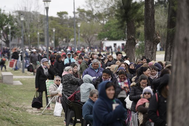 Los feligreses de Leda se concentran desde muy temprano cada martes para presenciar sus encuentros.