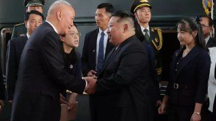 Kim Ju-ae aguarda detrás de su padre, el líder norcoreano.