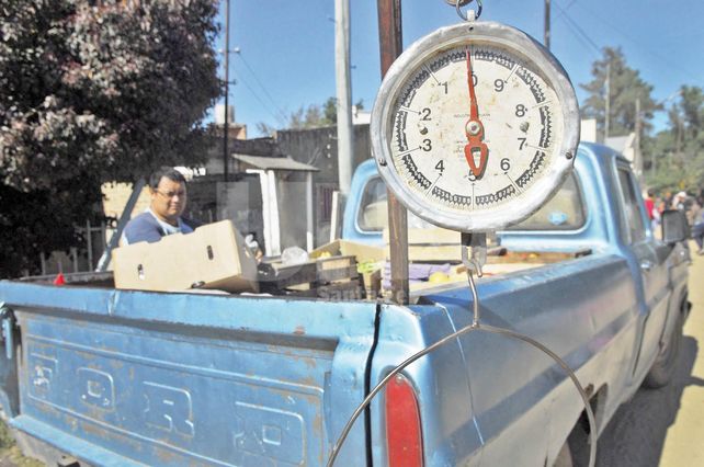 Con altavoz. Muchos vecinos esperan las clásicas ofertas que pregona el verdulero desde su camioneta para comprar las frutas y verduras.