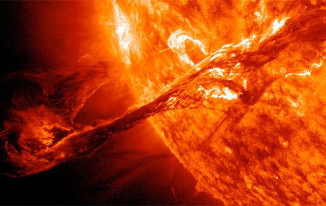 Un objeto con forma extraña cerca del sol