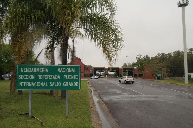 Uruguayos cruzan a comprar productos hasta casi 50% más baratos