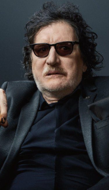 Charly García cumple 75 años: salió a saludar a los fanáticos que fueron a su casa
