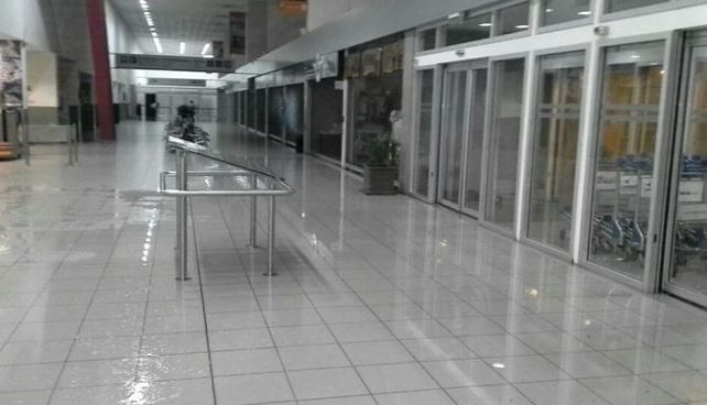 La cantidad de agua caída complicó los desagues y provocó inundaciones hasta en el aeropuerto. (Foto: @TransitoRos)