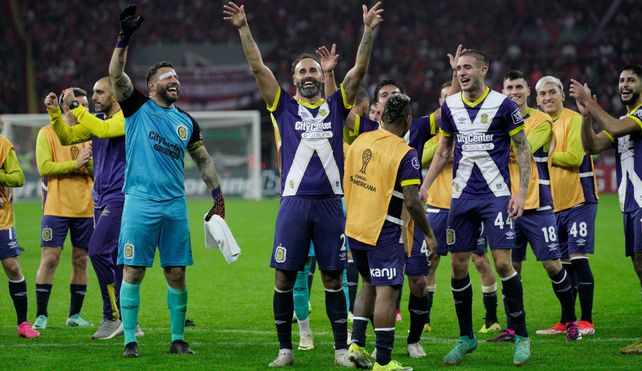 Arriba las manos. Los jugadores canallas celebran la clasificación a octavos. Batacazo de Central en el Beira Rio.