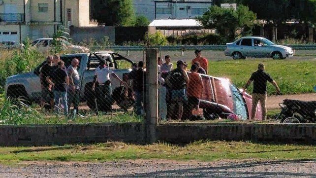 El vuelco de un auto en Paraná generó preocupación.