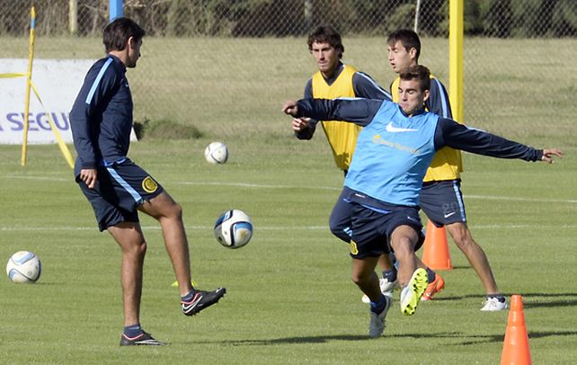 Maxi González sale a cortar una jugada ante el avance de Berra