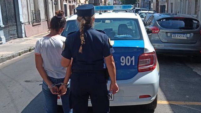 Un mujer de 32 años fue detenida en el puente blanco robar placas de las lápidas del cementerio municipal de Paraná.