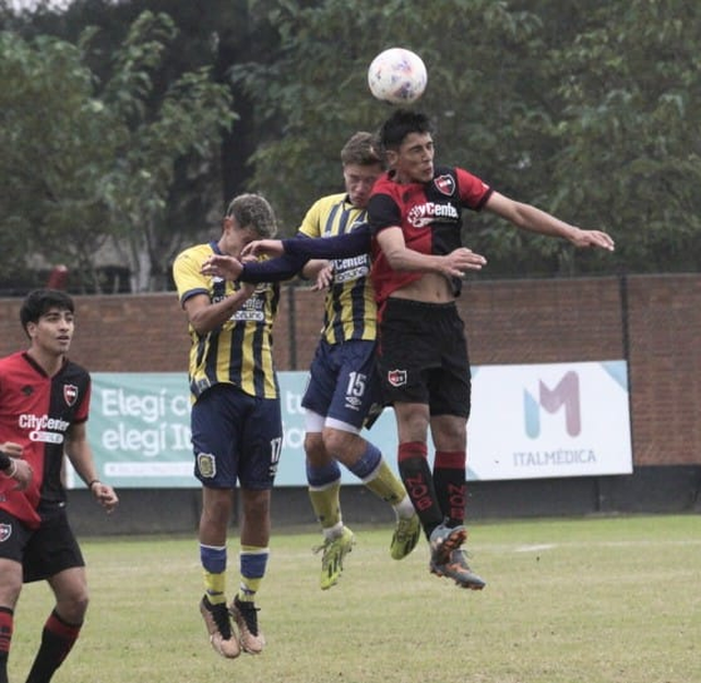 Newells y Central disputan siete clásicos en inferiores de Rosarina en el Centro Griffa. Foto: Sebastián Suárez Meccia (La Capital).