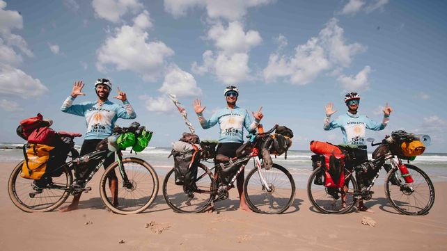 Locura total: llegaron a Qatar los cordobeses que cruzaron África y Medio Oriente en bici para alentar a la Scaloneta