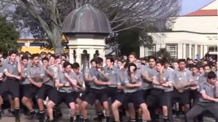 Miles de alumnos despidieron al profesor de educación física con un Haka en Nueva Zelanda