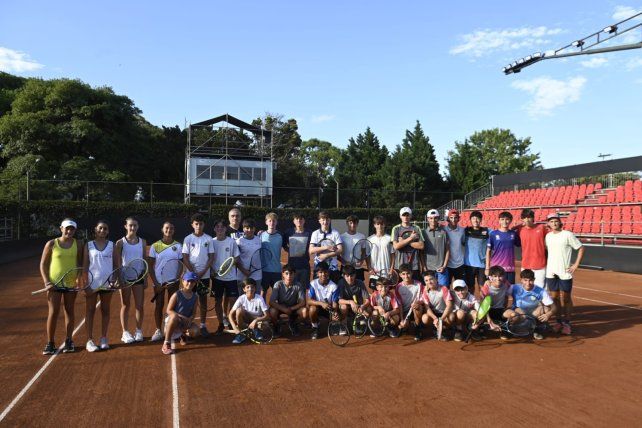 Chicos y chicas de distintas escuelas de tenis de la ciudad participarán de una jornada donde podrán pelotear con jugadores profesionales. FOTO: Gentileza Gustavo Abbate.