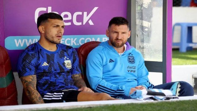 Leandro Paredes y Lionel Messi en la Selección Argentina.