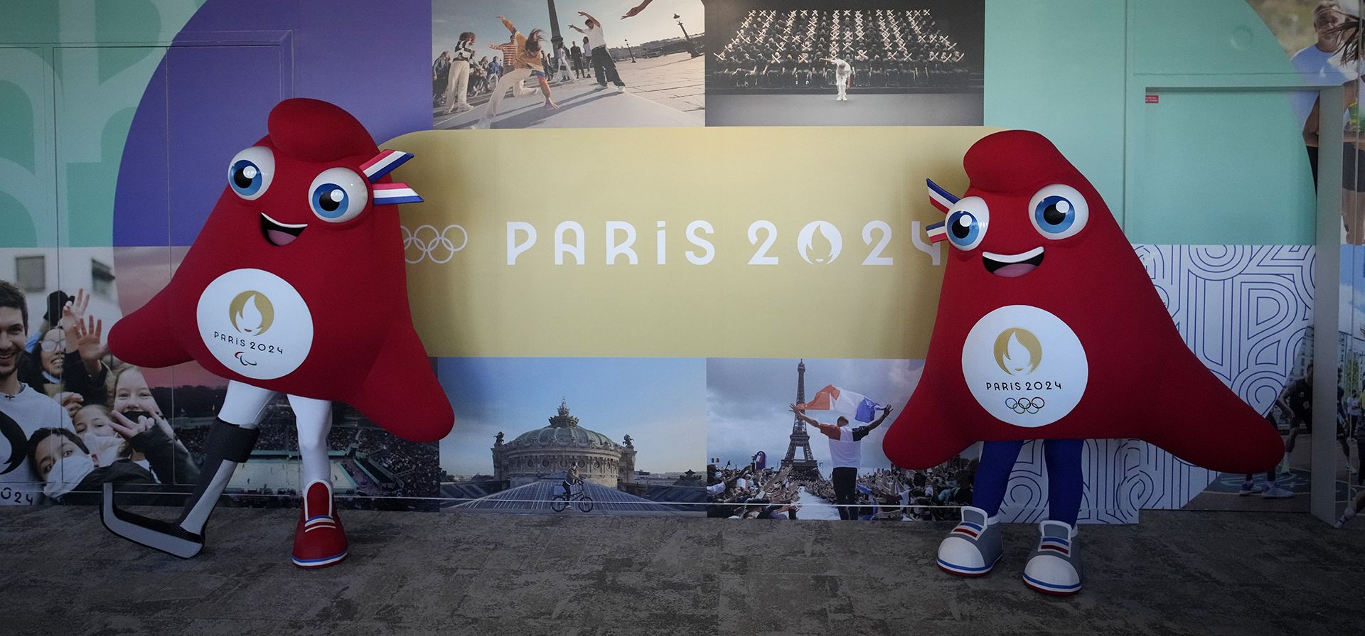 Las mascotas de los Juegos Olímpicos de París 2024, y los Juegos Paralímpicos, posan durante una vista previa en Saint Denis, en las afueras de París, el jueves 10 de noviembre de 2022. El gorro rojo suave y brillante, (Frigio) también conocido como gorro de la libertad, es una versión actualizada de un sombrero cónico usado en la antigüedad en lugares como Persia, los Balcanes, Tracia, Dacia y Frigia, donde se origina el nombre, en la actual Turquía.