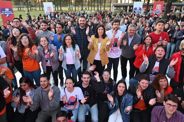 Dirigentes y j&oacute;venes socialistas en la convocatoria de Arroyo Leyes.