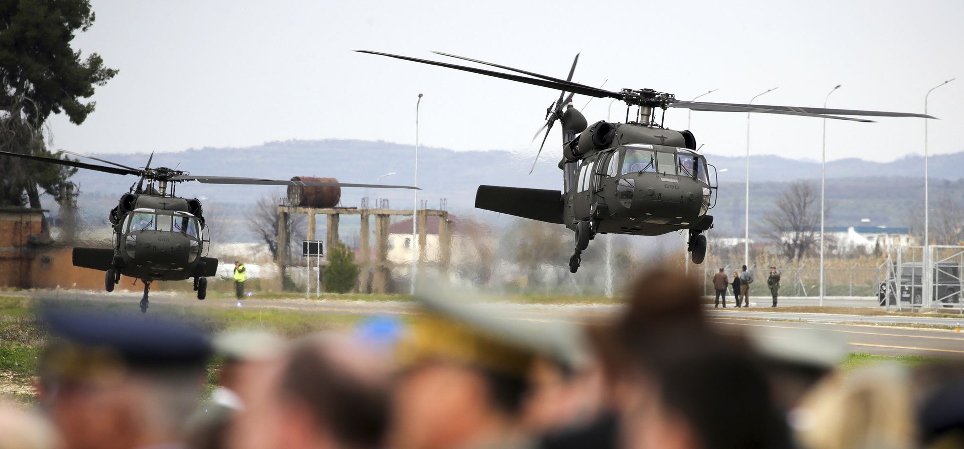 Un helicóptero militar aterriza en una base aérea durante una ceremonia de inauguración en Kocuve, a unos 85 kilómetros al sur de Tirana, Albania, el lunes 4 de marzo de 2024. Albania, miembro de la OTAN, inauguró el lunes una base aérea táctica internacional, la primera de la Alianza. en la región de los Balcanes Occidentales. (Foto AP/Armando Babani) Un helicóptero militar aterriza en una base aérea durante una ceremonia de inauguración en Kocuve, a unos 85 kilómetros al sur de Tirana, Albania, el lunes 4 de marzo de 2024. Albania, miembro de la OTAN, inauguró el lunes una base aérea táctica internacional, la primera de la Alianza. en la región de los Balcanes Occidentales. (Foto AP/Armando Babani)
