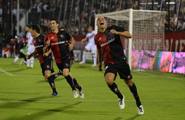 David Trezeguet grita su gol en Newells ante Quilmes en 2014 en el Coloso.