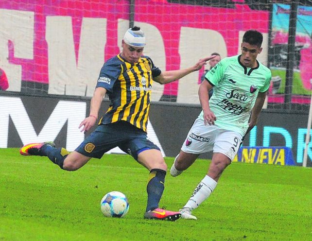 Averiado. Martínez jugó casi todo el partido con una venda por un corte.