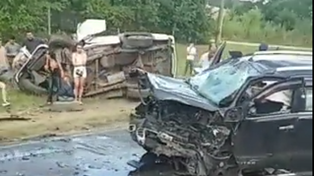 Two dead and seven injured in a frontal collision between two trucks