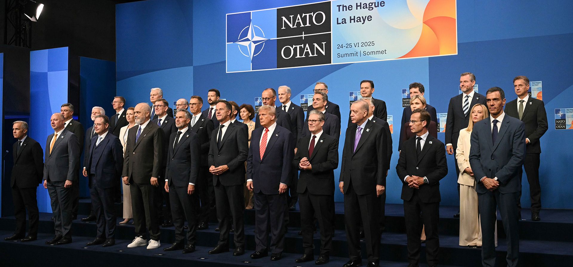 El primer ministro canadiense, Mark Carney, al frente del gobierno, participa en la foto familiar oficial durante la Cumbre de la OTAN en La Haya, Países Bajos, el 25 de junio de 2025. (Sean Kilpatrick/The Canadian Press vía AP) El primer ministro canadiense, Mark Carney, al frente del gobierno, participa en la foto familiar oficial durante la Cumbre de la OTAN en La Haya, Países Bajos, el 25 de junio de 2025. (Sean Kilpatrick/The Canadian Press vía AP)