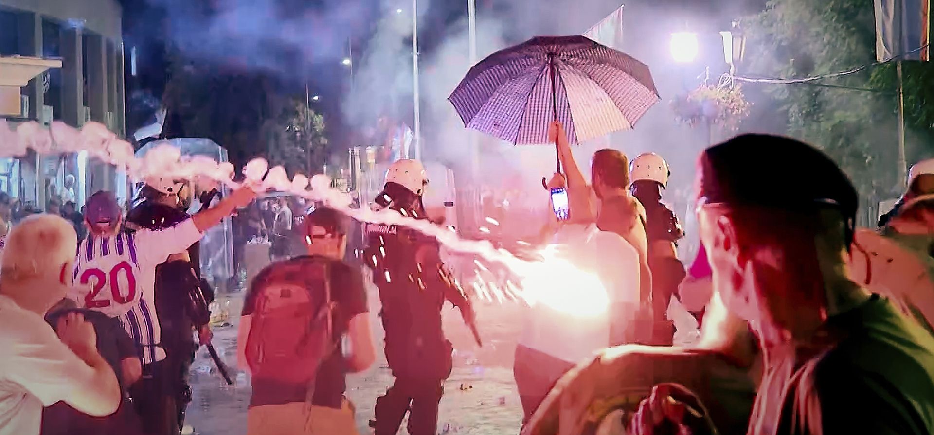 Protestas en Vrbas, Serbia, entre opositores y partidarios del gobierno, en una escalada de tensión tras más de nueve meses de persistentes manifestaciones contra el presidente populista Aleksandar Vucic, el martes 12 de agosto, (N1 Serbia vía AP) Protestas en Vrbas, Serbia, entre opositores y partidarios del gobierno, en una escalada de tensión tras más de nueve meses de persistentes manifestaciones contra el presidente populista Aleksandar Vucic, el martes 12 de agosto, (N1 Serbia vía AP)