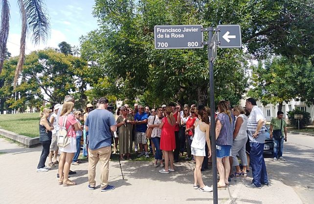 Vecinos reunidos frente a la Basílica