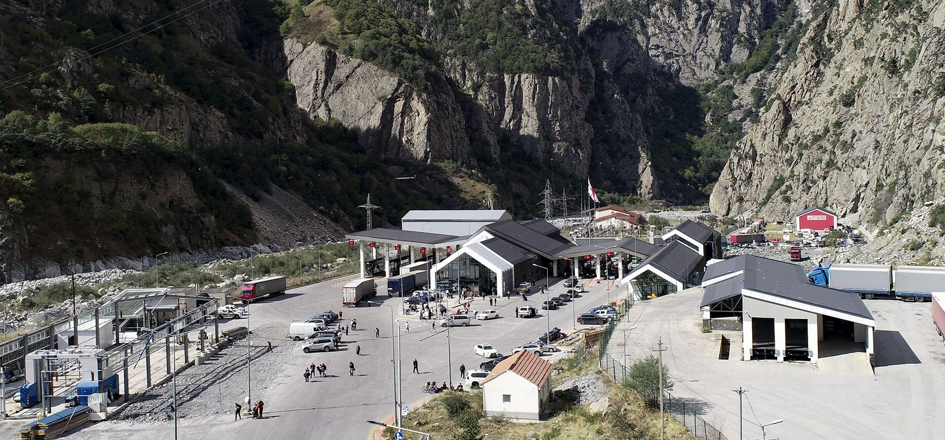 Vista aérea del cruce fronterizo en Verkhny Lars entre Georgia, abajo, y Rusia, en Georgia, el miércoles 28 de septiembre de 2022. Se han formado largas filas de vehículos en un cruce fronterizo entre la región rusa de Osetia del Norte y Georgia después de que Moscú anunciara un movilización militar parcial.