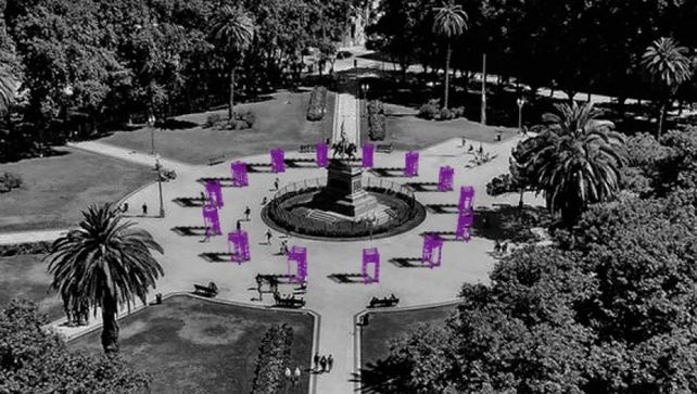 Instalación en la plaza San Martín que recuerda el andar de las Madres de Plaza de Mayo.