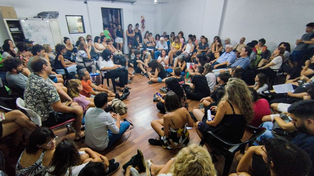 El Colegio de Psicólogos alojó a médicos trabajadores sociales, familiares y usuarios de los servicios de salud que se plantaron en defensa de la Ley de Salud Mental.&nbsp;