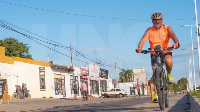 Hay largos tramos de la ciclovía sin los bastones flexibles y con la línea reglamentaria despintada. Además