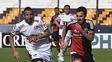 A pura gambeta. Scocco elude a Bottino y encara hacia el arco de César Rigamonti.