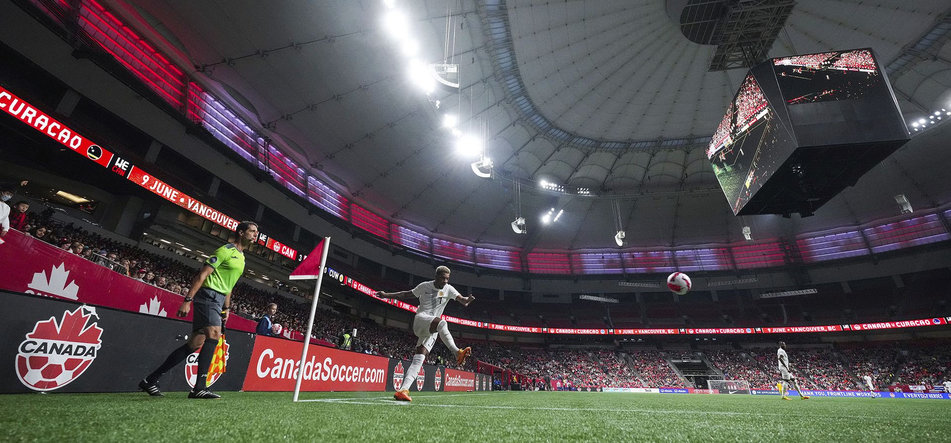 Juninho Bacuna de Curazao lanza un tiro de esquina contra Canadá durante la segunda mitad de un partido de fútbol de la Liga de Naciones CONCACAF en Vancouver.