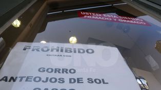 En algunos comercios piden no ingresar con gorras o gafas de sol