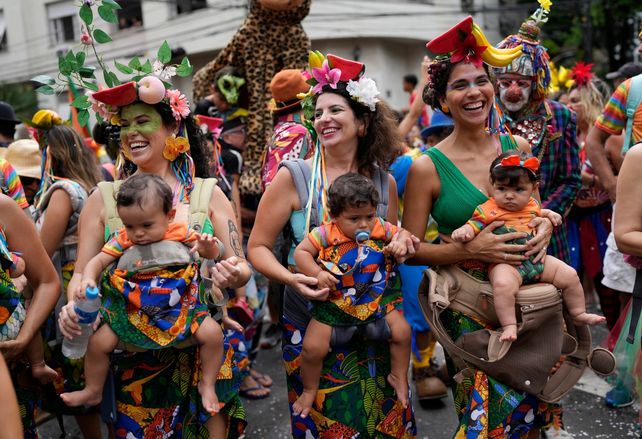 Precarnaval: madres con sus hijos participan del bloco “Gigantes da Lira”