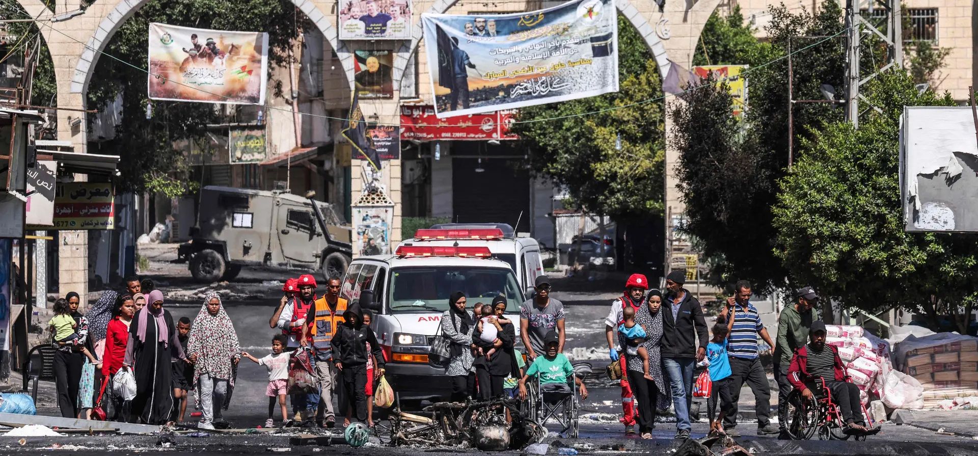 La gente huye del campamento de refugiados de Jenin en la Cisjordania ocupada durante una operación militar israelí en curso. La mayor operación militar de Israel en años en la ocupada Cisjordania continuó por segundo día, dejando al menos 10 palestinos muertos y obligando a miles a huir de sus hogares. Fotografía: Ronaldo Schemidt/AFP/Getty Images La gente huye del campamento de refugiados de Jenin en la Cisjordania ocupada durante una operación militar israelí en curso. La mayor operación militar de Israel en años en la ocupada Cisjordania continuó por segundo día, dejando al menos 10 palestinos muertos y obligando a miles a huir de sus hogares. Fotografía: Ronaldo Schemidt/AFP/Getty Images
