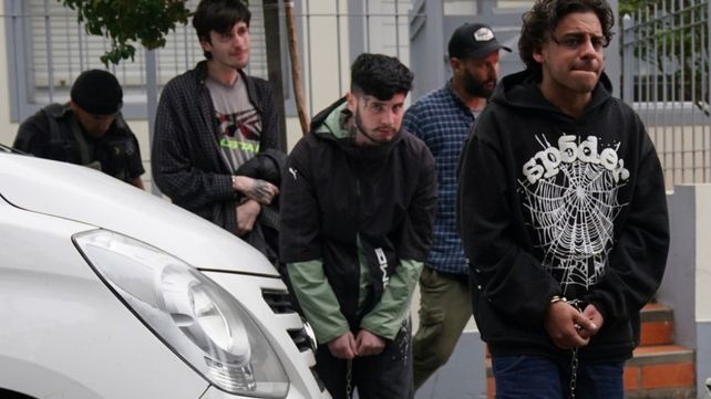 Marchen presos. Parte de la banda de los jóvenes ricos cuando fueron detenidos en Punta del Este.