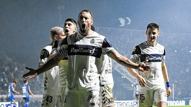 Gimnasia derrotó a Godoy Cruz por 2-0 y es el escolta del Torneo con 24 puntos.