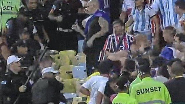 Los hinchas argentinos fueron salvajemente golpeados por la policía brasileña.