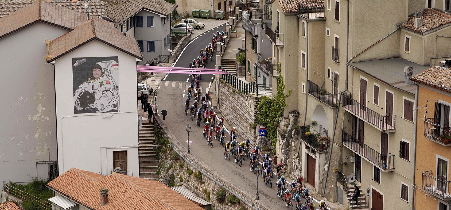 El pelotón principal pasa junto a un edificio que exhibe un mural de la astronauta italiana Samantha Cristoforetti durante la sexta etapa del Giro de Italia, de Potenza a Nápoles, Italia, el jueves 15 de mayo de 2025. (Fabio Ferrari/LaPresse vía AP) El pelotón principal pasa junto a un edificio que exhibe un mural de la astronauta italiana Samantha Cristoforetti durante la sexta etapa del Giro de Italia, de Potenza a Nápoles, Italia, el jueves 15 de mayo de 2025. (Fabio Ferrari/LaPresse vía AP)