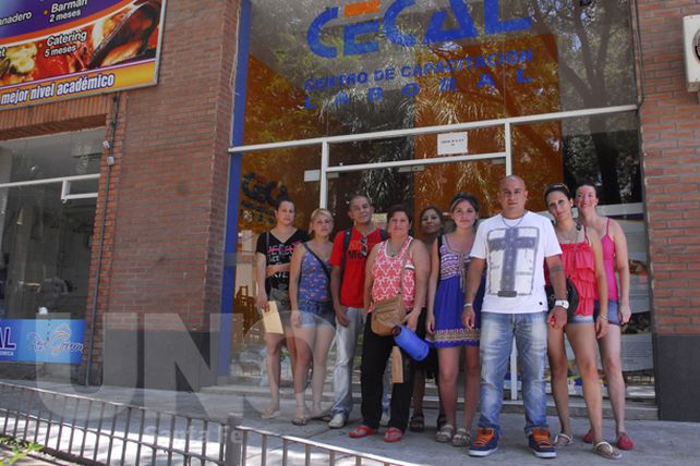 Un instituto cerró y dejó sin  respuestas a unos 600 jóvenes