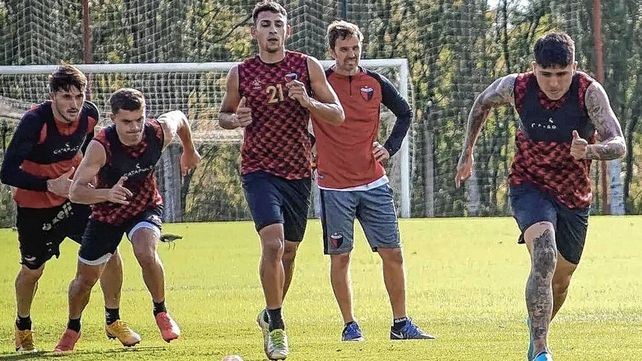 Colón entrenó en Asunción de cara a Olimpia y podría tener tres cambios en relación al último partido.